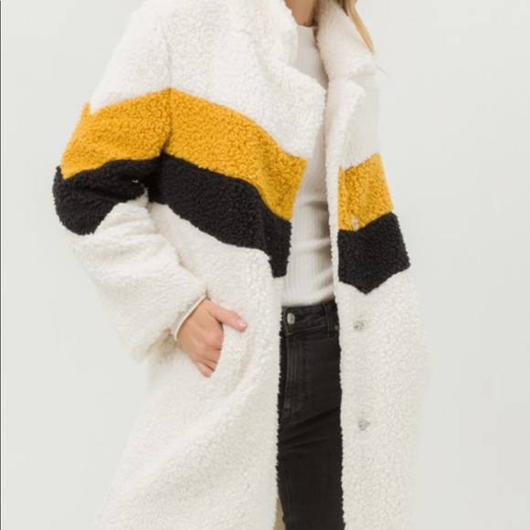 Beautiful ivory teddy bear coat.🍂. - Picture 2 of 5